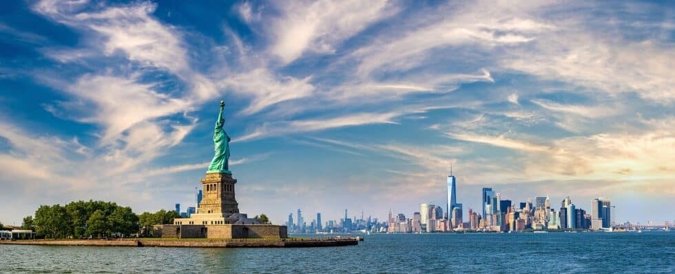 Vacation Travel Innovation Reviews highlights the Statue of Liberty and Manhattan skyline as classic sights for a New York City trip.